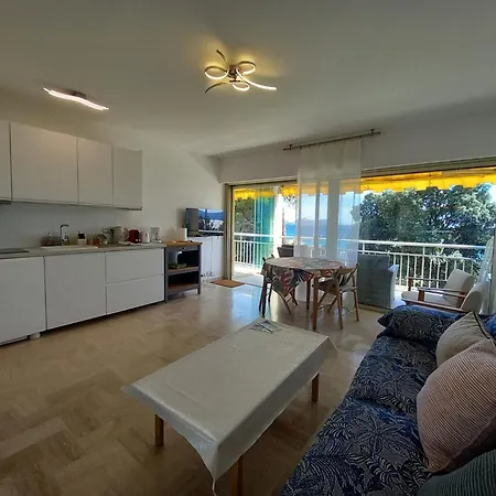 Apartman With Sea View *